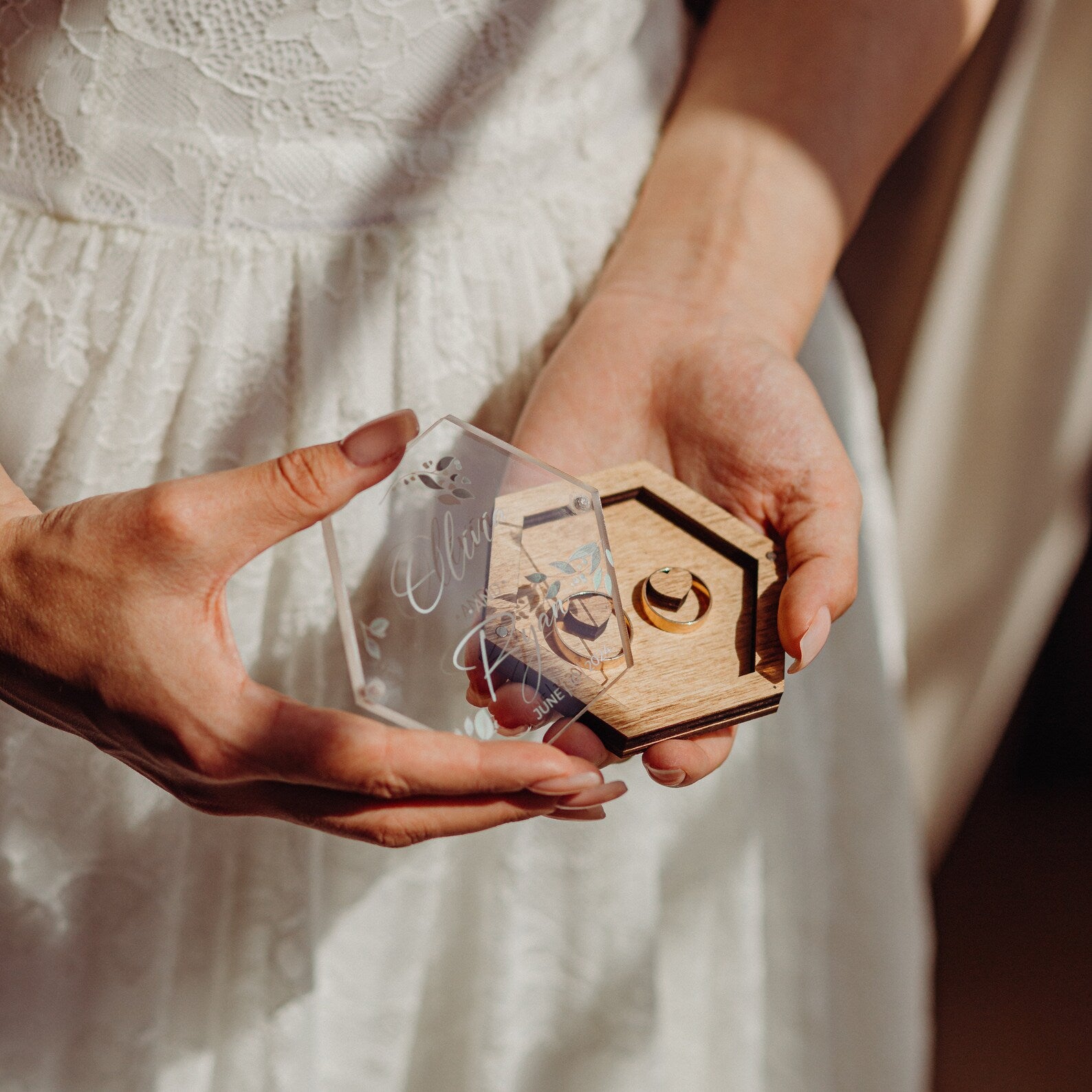 Personalisierte Ringbox aus Holz mit Acryldeckel, herzförmige / quadratische / runde Verlobungsringbox