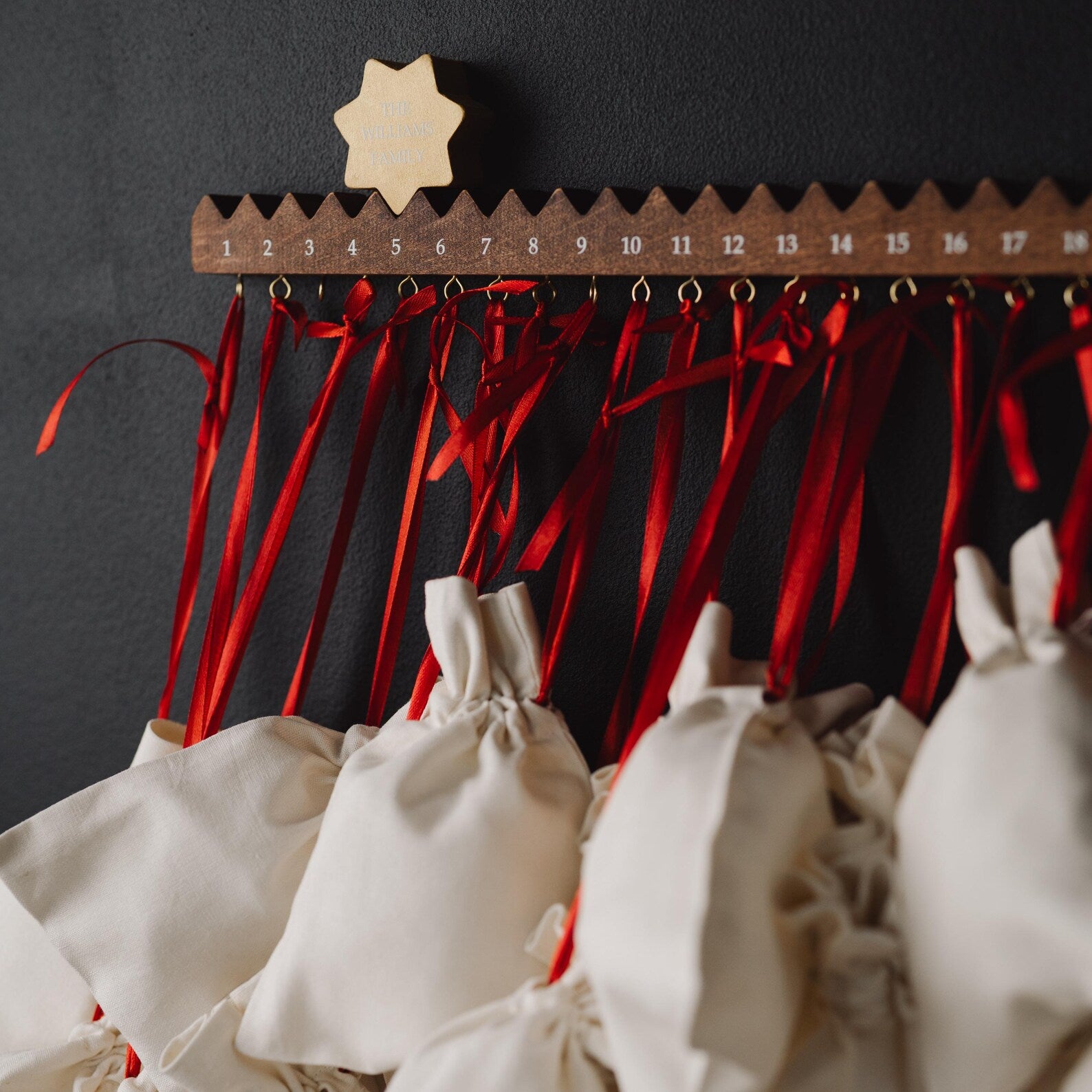 Personalisierter Adventskalender mit Stern & optionalen Haken & Leinensäckchen