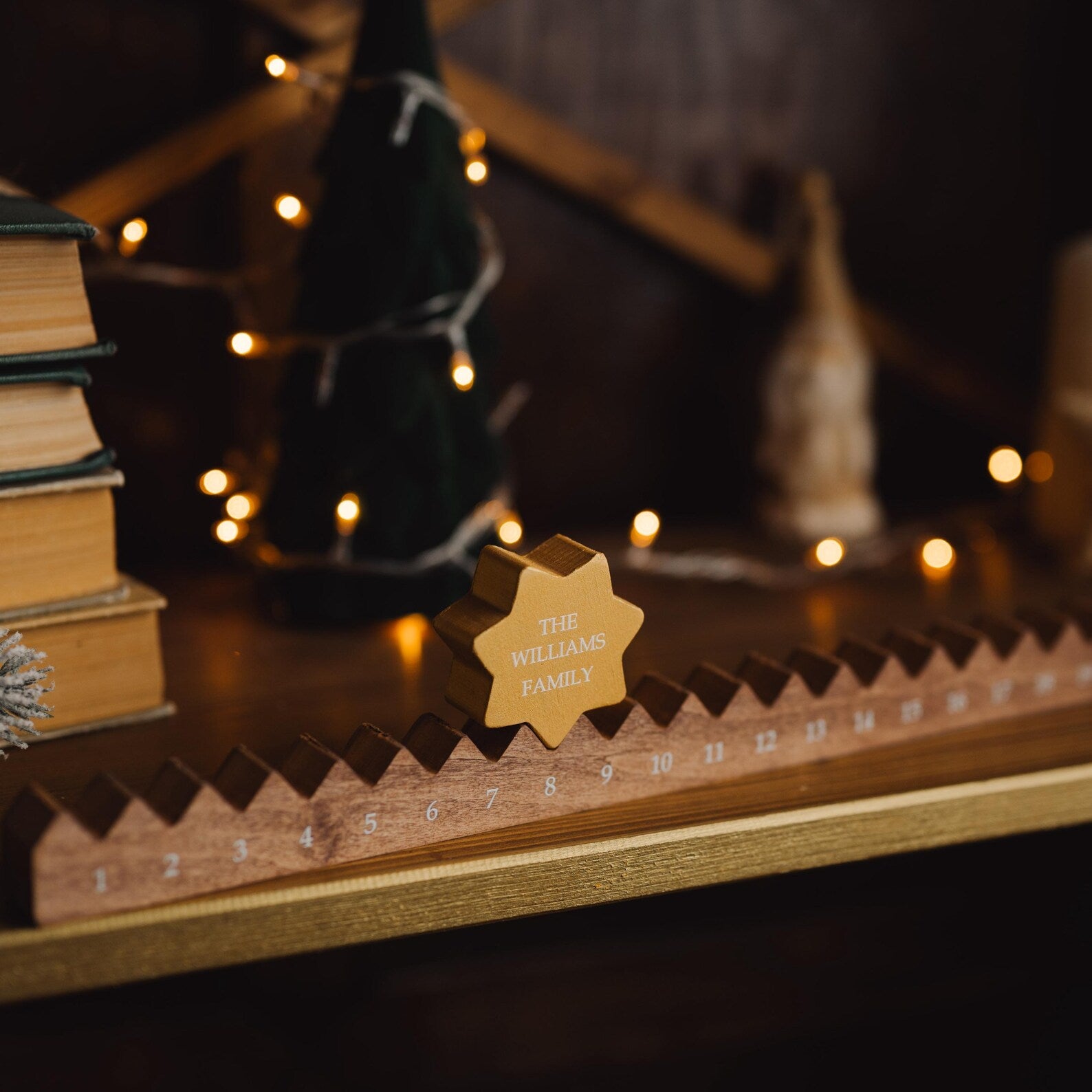 Personalisierter Adventskalender mit Stern & optionalen Haken & Leinensäckchen