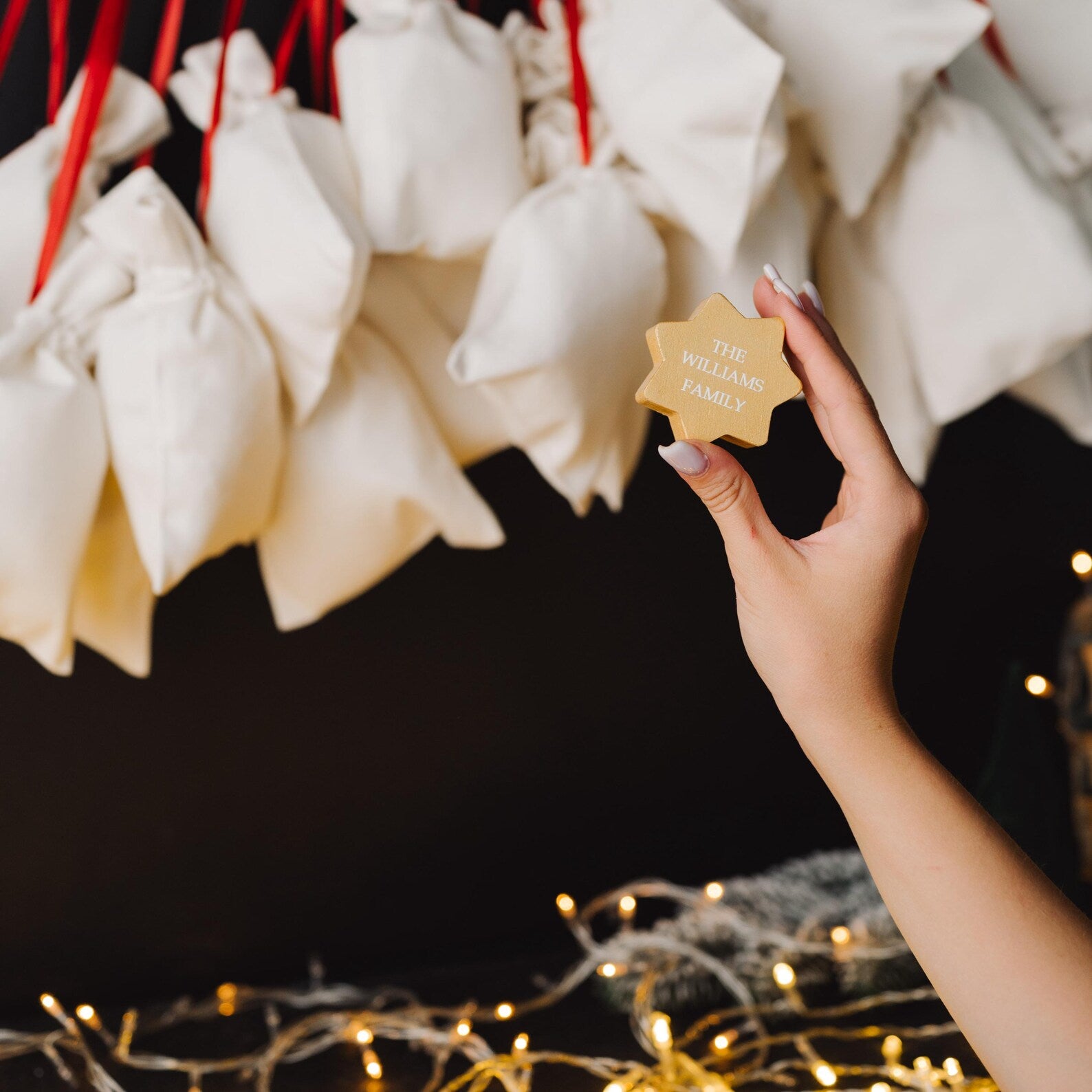 Personalisierter Adventskalender mit Stern & optionalen Haken & Leinensäckchen