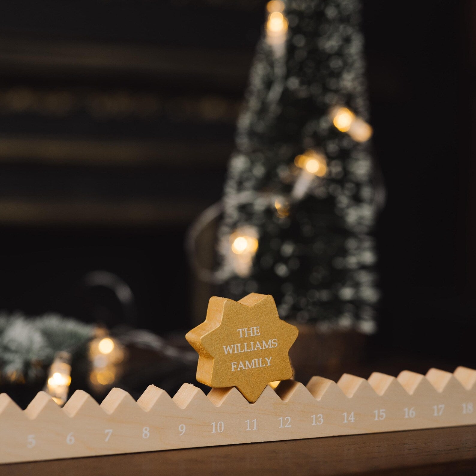 Personalisierter Adventskalender mit Stern & optionalen Haken & Leinensäckchen