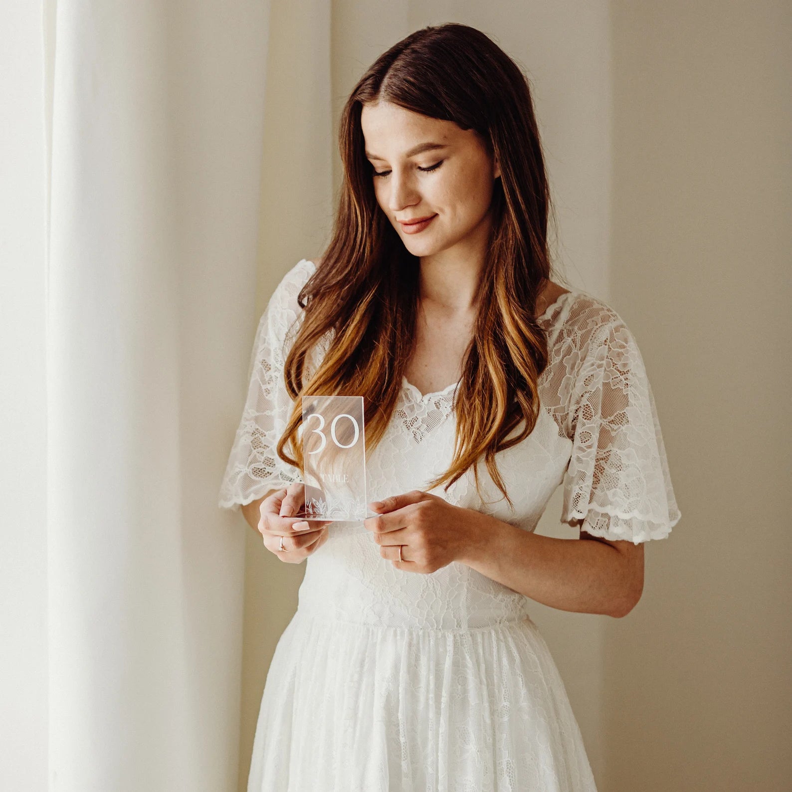 Numéros de table en acrylique pour un mariage minimaliste