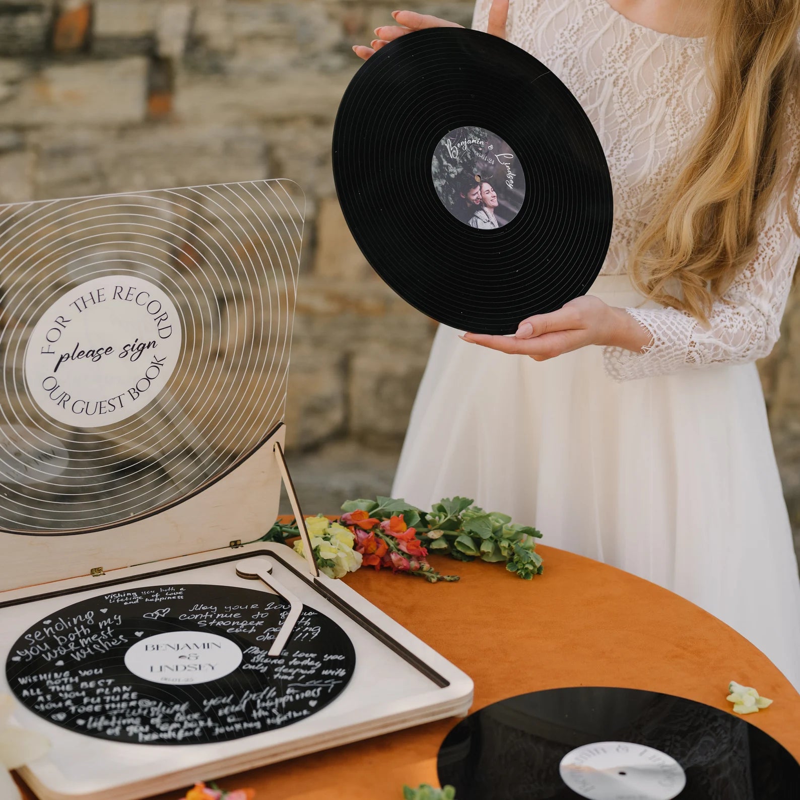 Personalisierte Hochzeitsgästebuch-Alternative: Vinyl-Schallplatten-Gästebuchschild mit Plattenspieler-Imitation