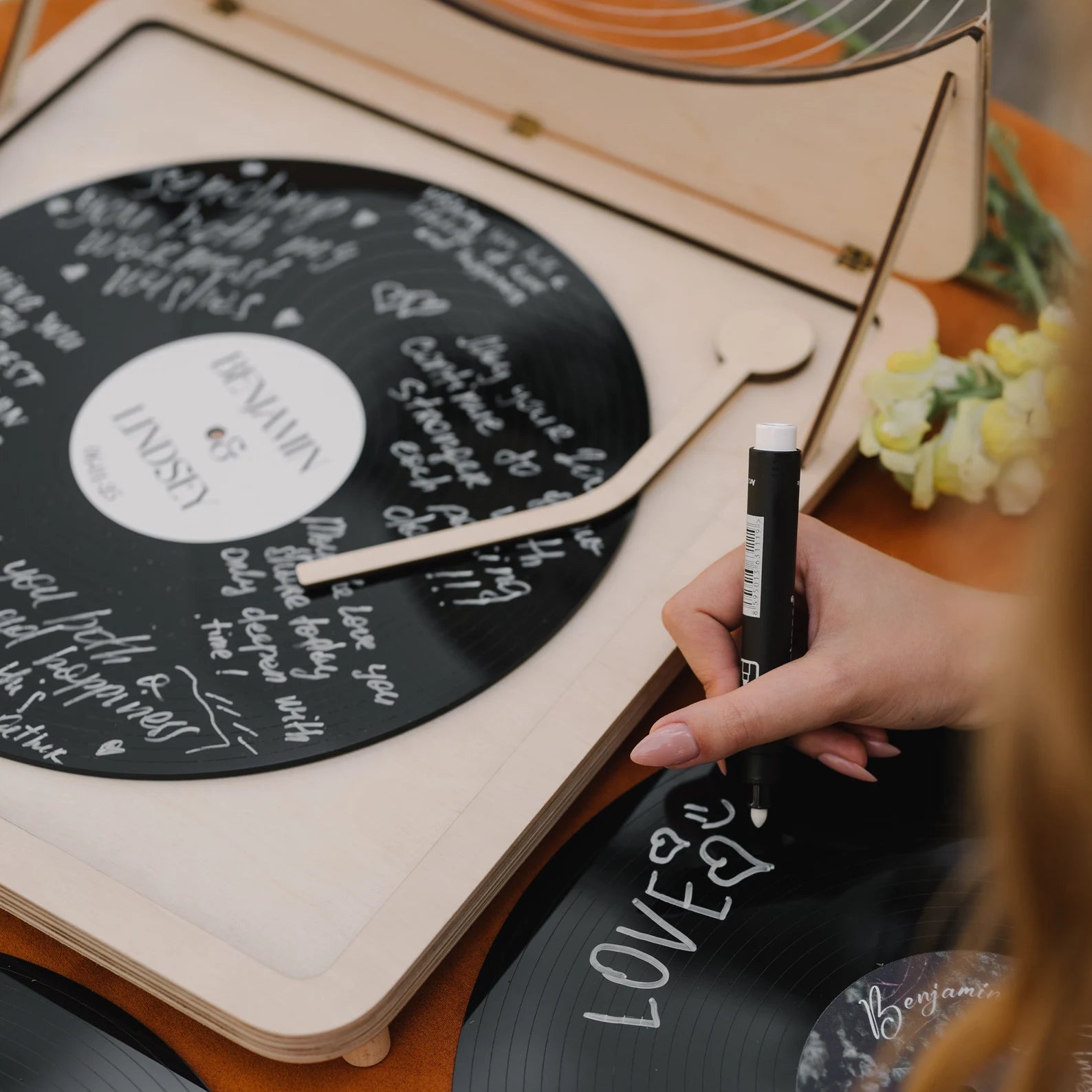 Personalisierte Hochzeitsgästebuch-Alternative: Vinyl-Schallplatten-Gästebuchschild mit Plattenspieler-Imitation