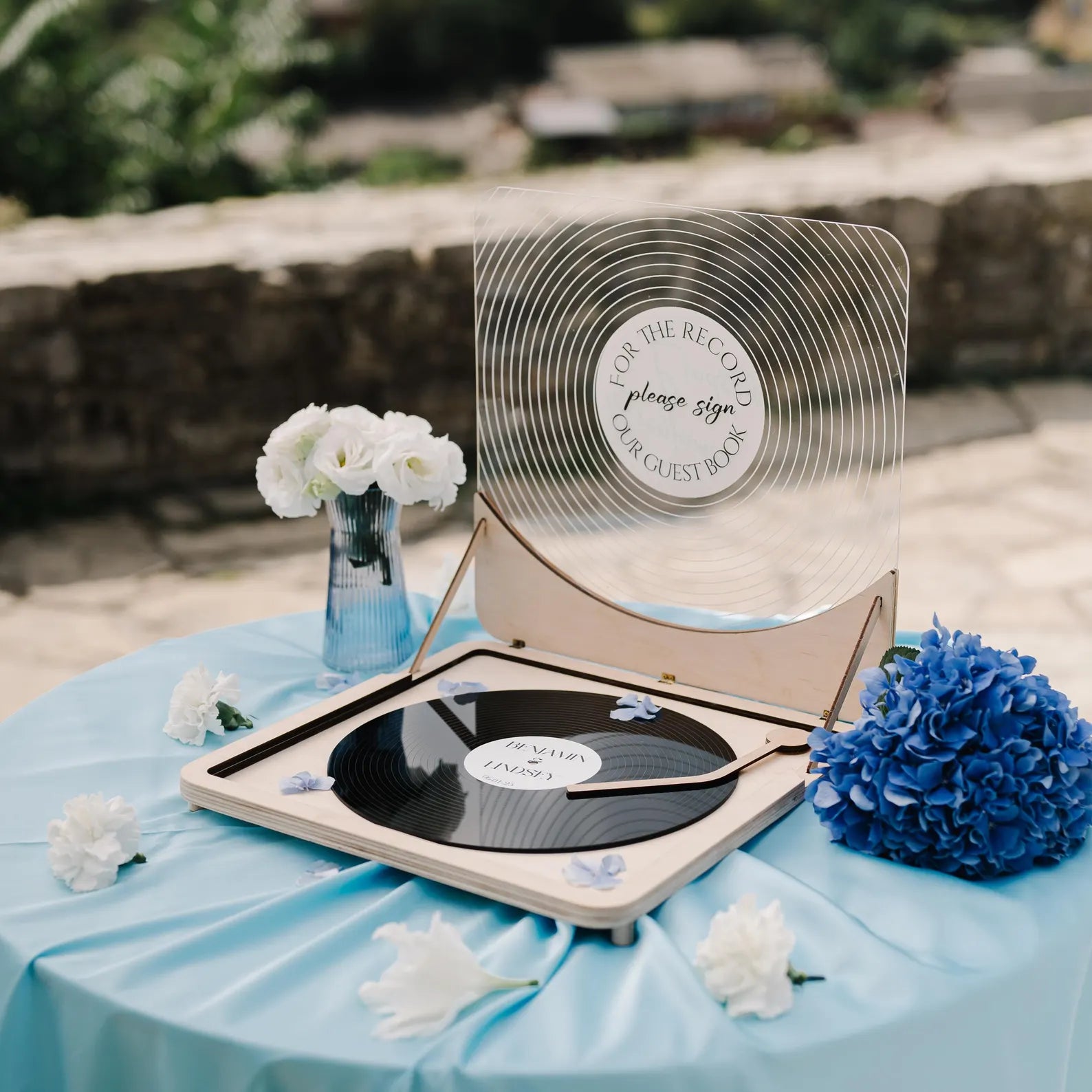 Personalisierte Hochzeitsgästebuch-Alternative: Vinyl-Schallplatten-Gästebuchschild mit Plattenspieler-Imitation