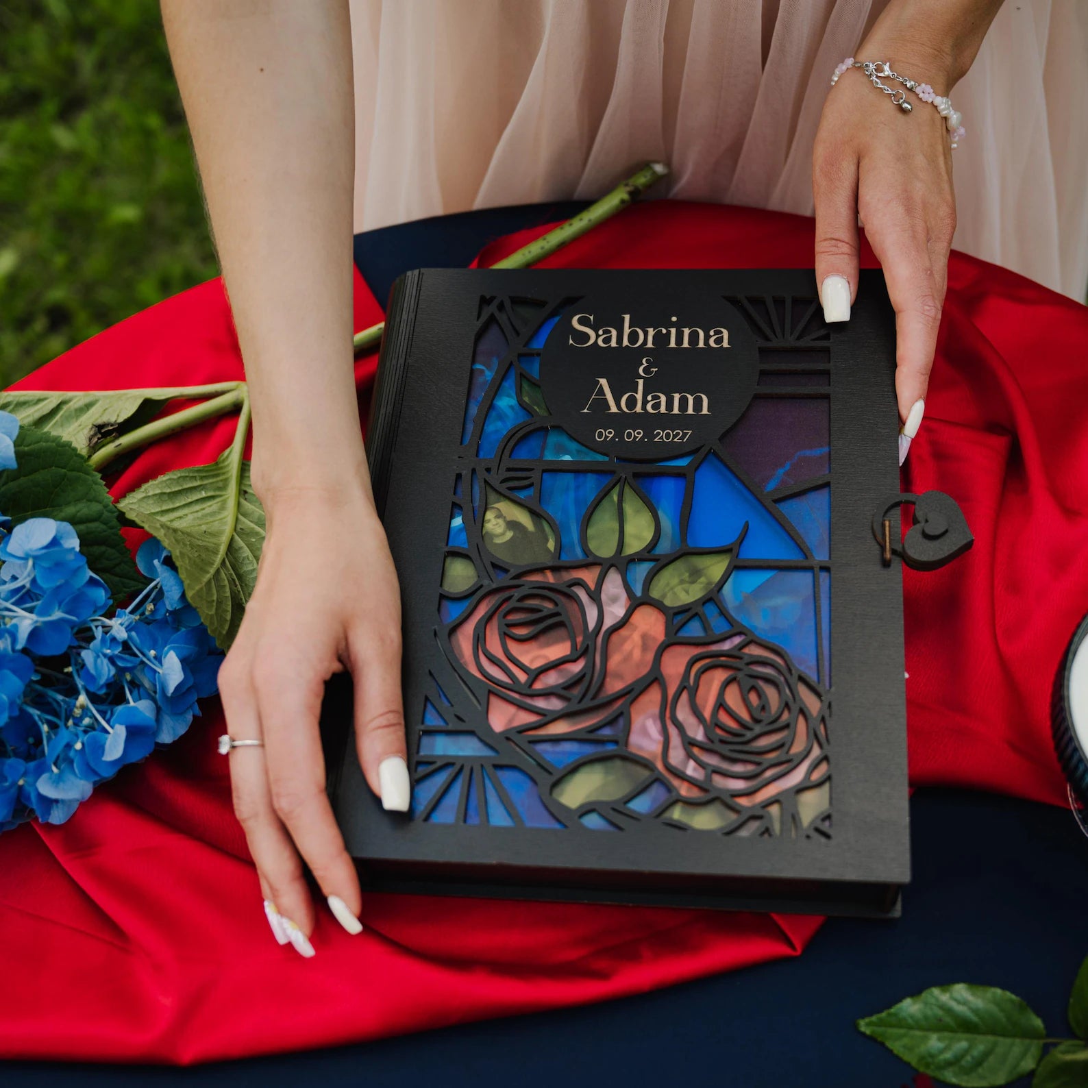 Erinnerungskiste aus Buntglas: Mittelalterliches und märchenhaftes Hochzeitserinnerungsbuch