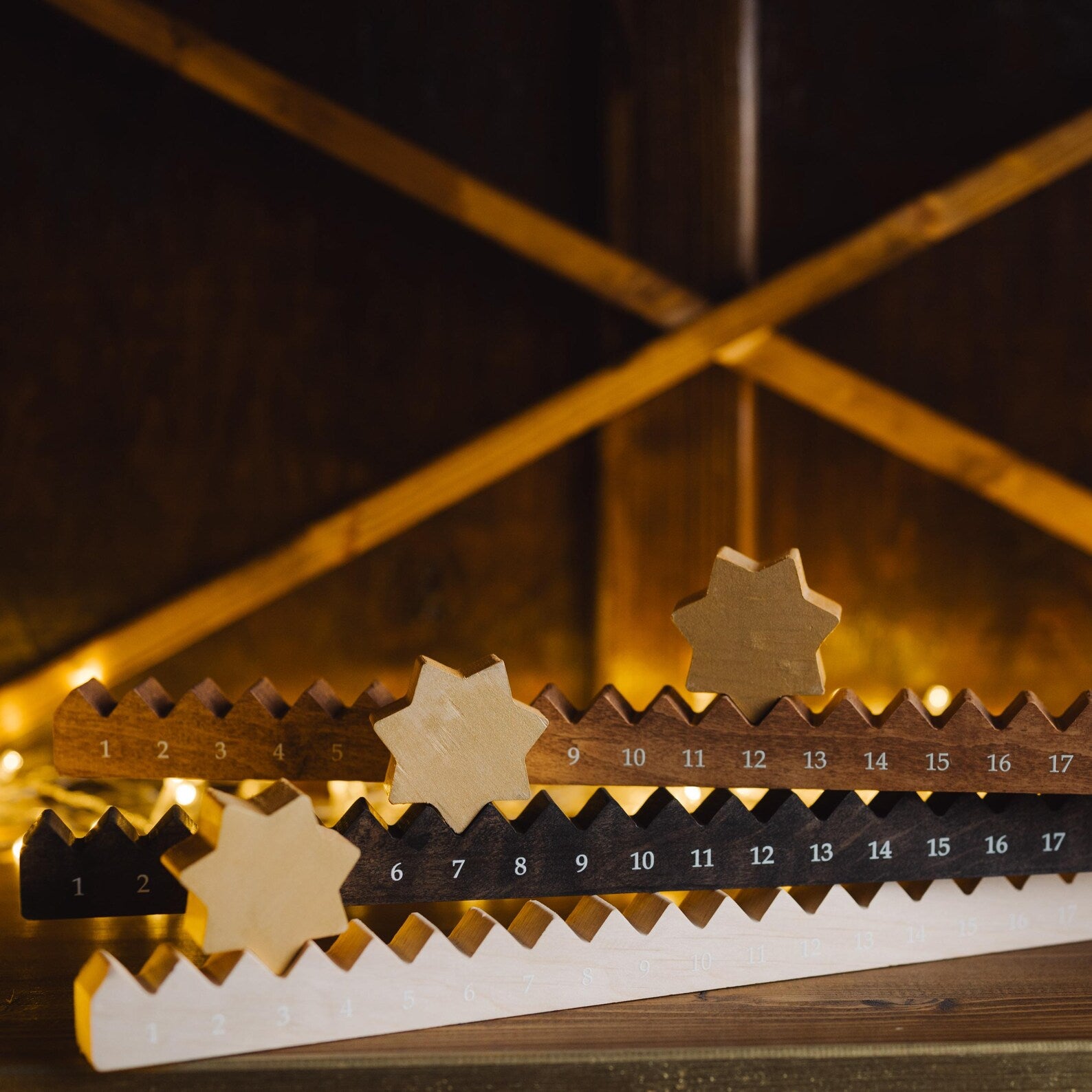 Personalisierter Adventskalender mit Stern &amp; optionalen Haken &amp; Leinensäckchen