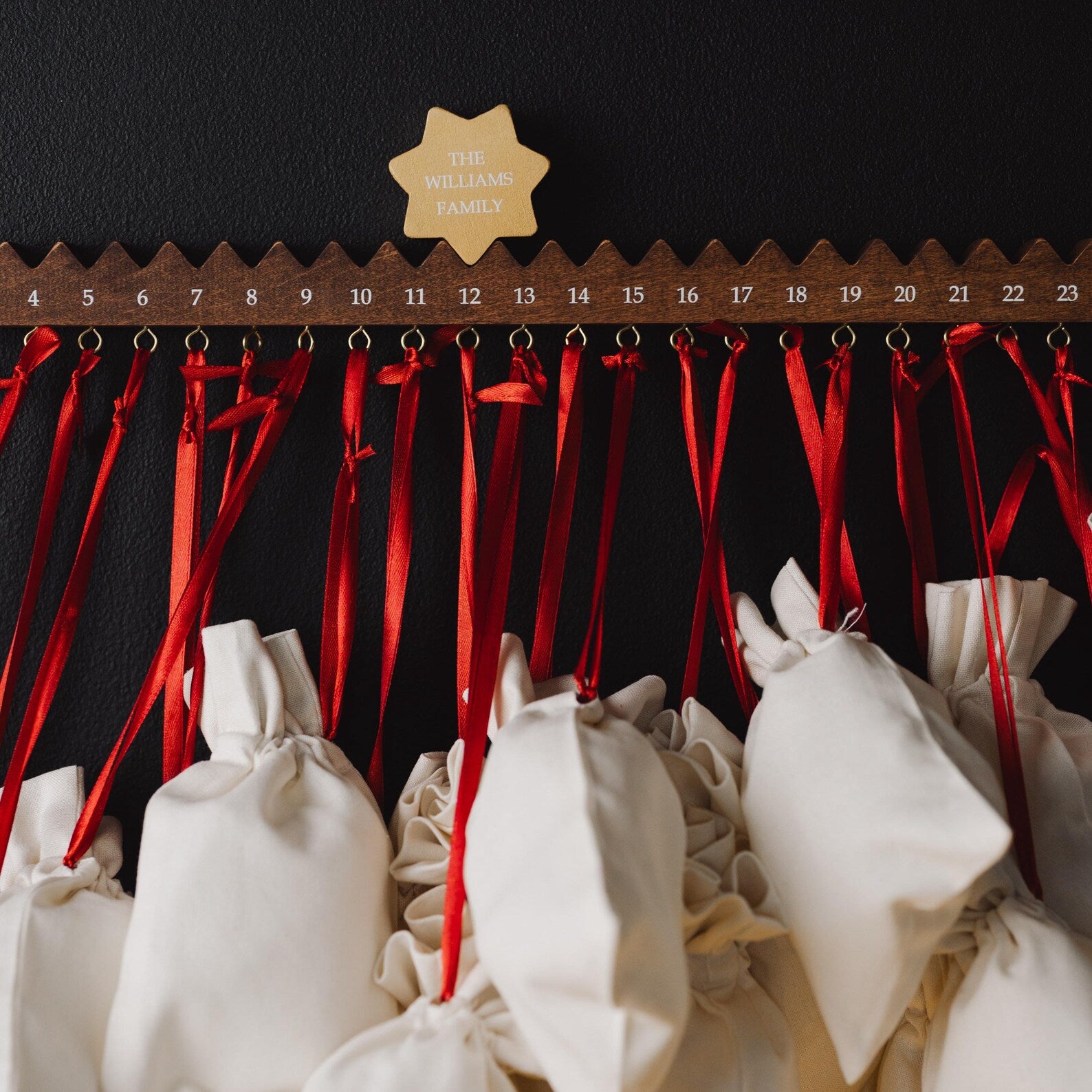 Personalisierter Adventskalender mit Stern &amp; optionalen Haken &amp; Leinensäckchen