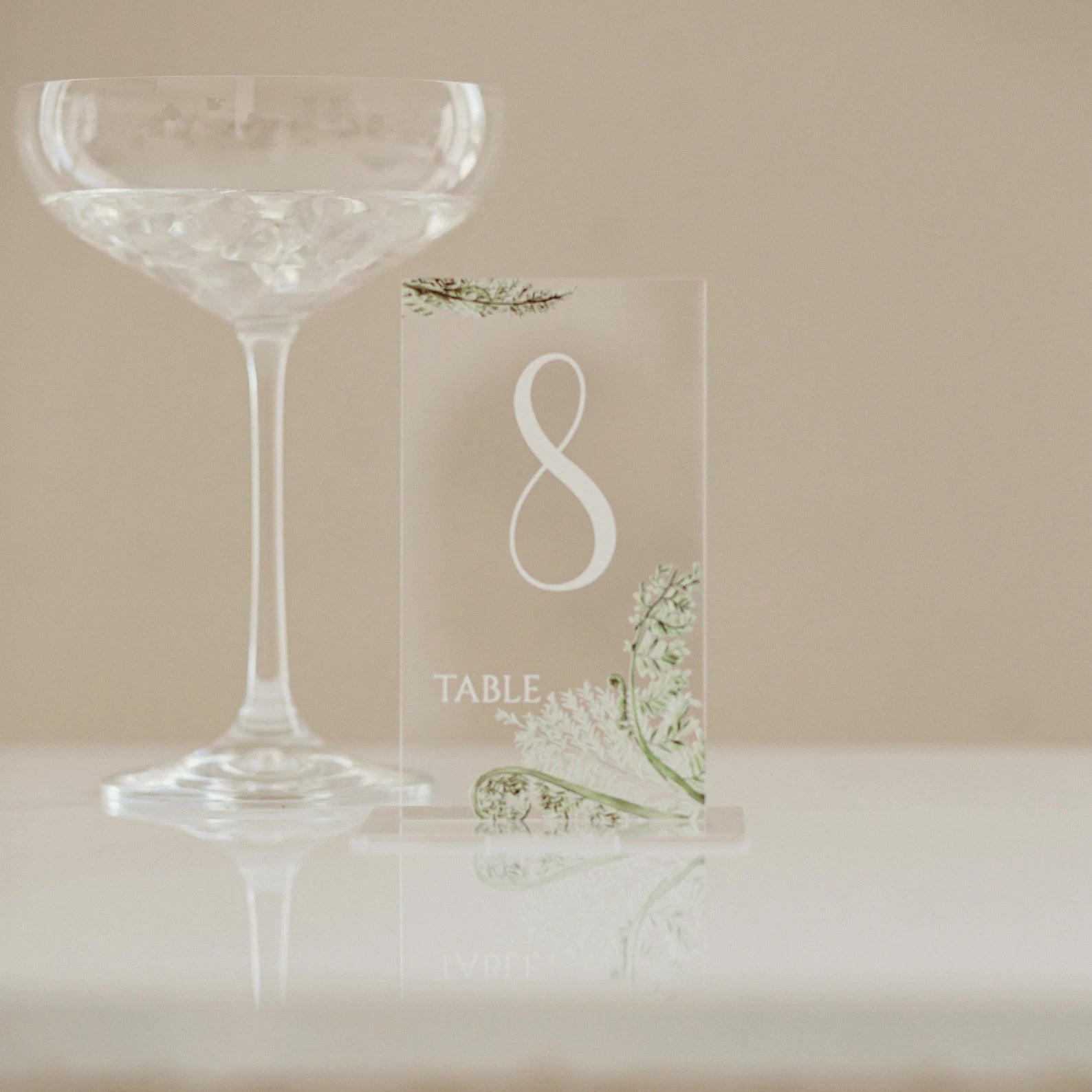 Tischnummern aus Acryl für eine minimalistische Hochzeit